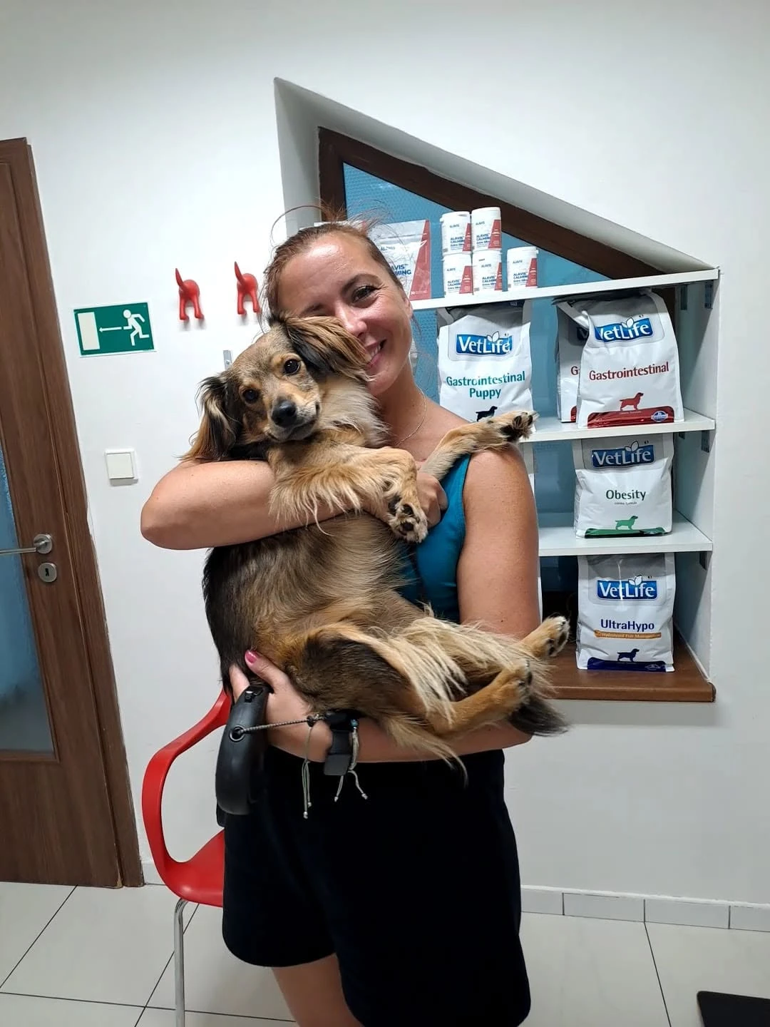 Pejsek v náručí při návštěvě veterinární ordinace